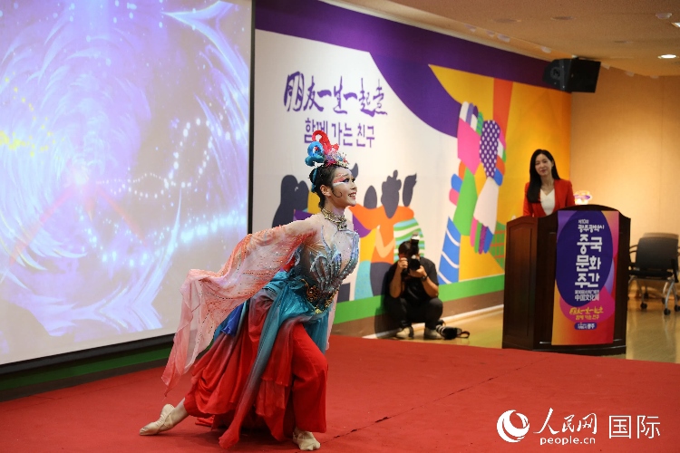 中國(guó)演員在中國(guó)文化周開幕式上表演舞蹈。人民網(wǎng)記者 莽九晨攝