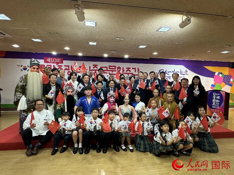 中韓雙方嘉賓和演員在中國(guó)文化周開幕式上合影留念。人民網(wǎng)記者 莽九晨攝