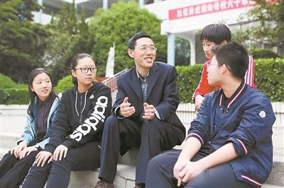 淮北市首批高層次人才儲備金獲得者、淮北市第一中學(xué)教師陳超（左三）在與學(xué)生交談?；幢笔形瞬殴ぷ骶止﹫D