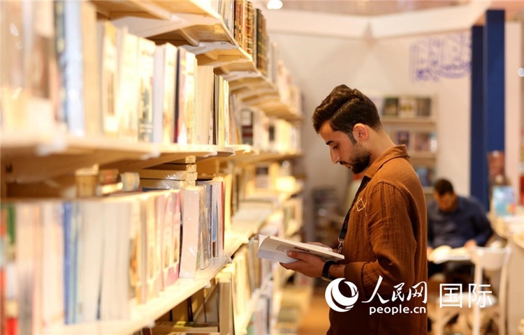 一位民眾在讀書。人民網(wǎng)中東中心分社奧馬爾·哈利勒攝