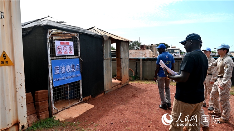 圖5 檢查廢棄油料收集點(diǎn)。王軍杰攝