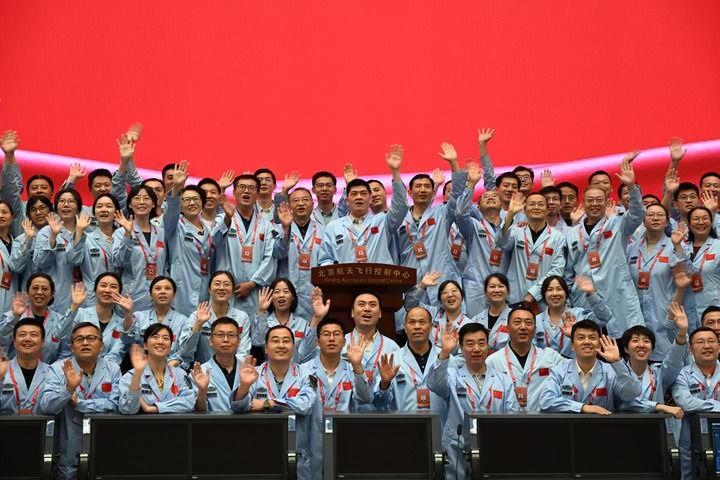 △2024年6月25日，嫦娥六號(hào)任務(wù)圓滿成功后，工作人員在北京航天飛行控制中心合影。