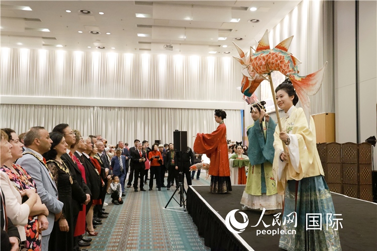 2、留學(xué)生表演了漢服展示《絲路霓裳》。邢雪攝