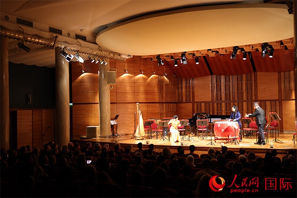 中國歌劇舞劇院的音樂家表演京劇曲牌《夜深沉》。人民網(wǎng)記者 禹麗敏攝