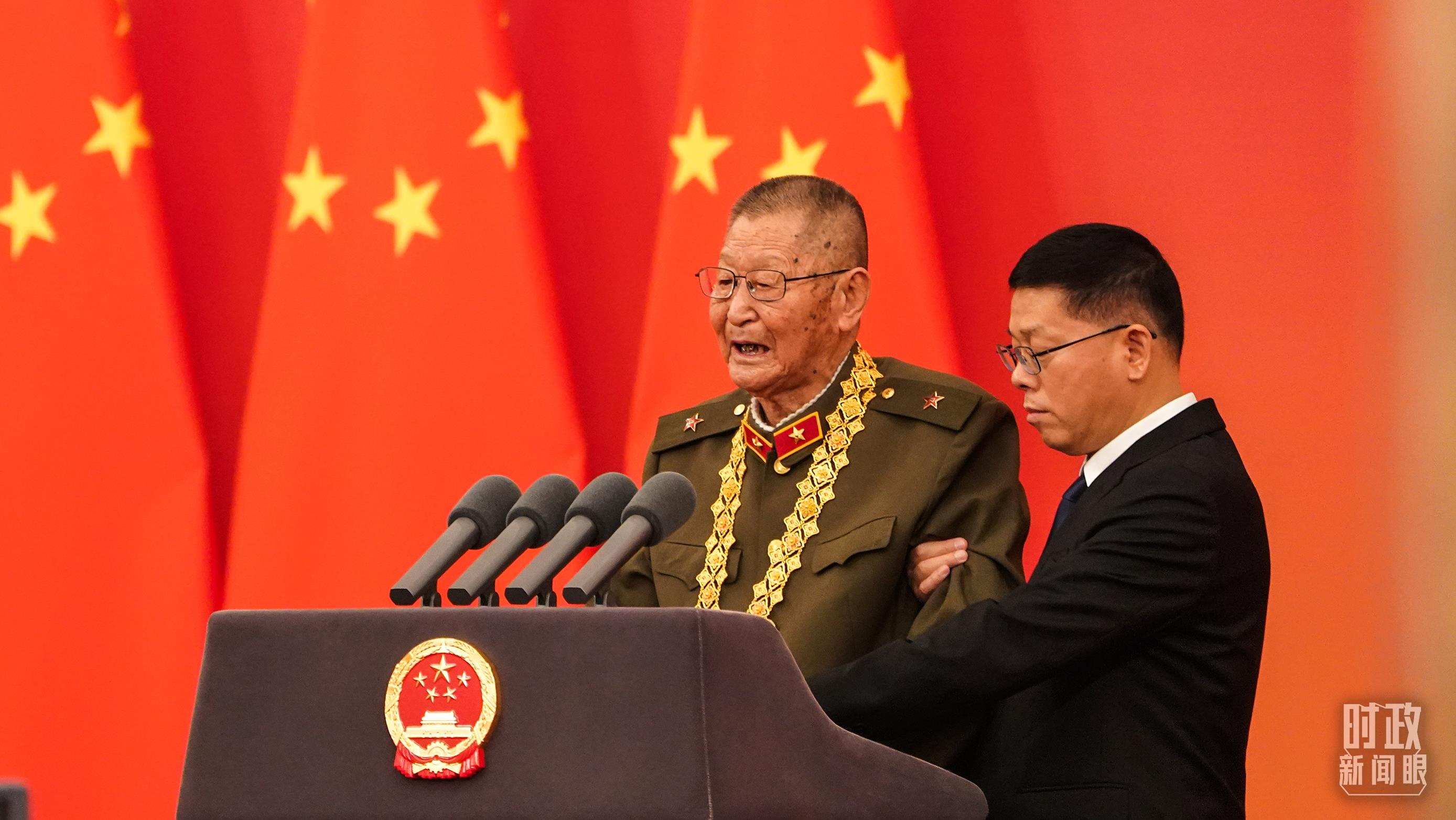“共和國勛章”獲得者黃宗德在頒授儀式上發(fā)言。（總臺記者李晉拍攝）