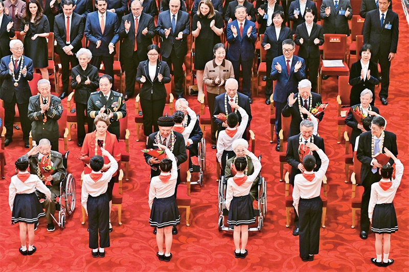 2024年9月29日，中華人民共和國國家勛章和國家榮譽稱號頒授儀式在北京人民大會堂隆重舉行。圖為少先隊員向國家勛章和國家榮譽稱號獲得者敬禮致意。 新華社記者 岳月偉/攝