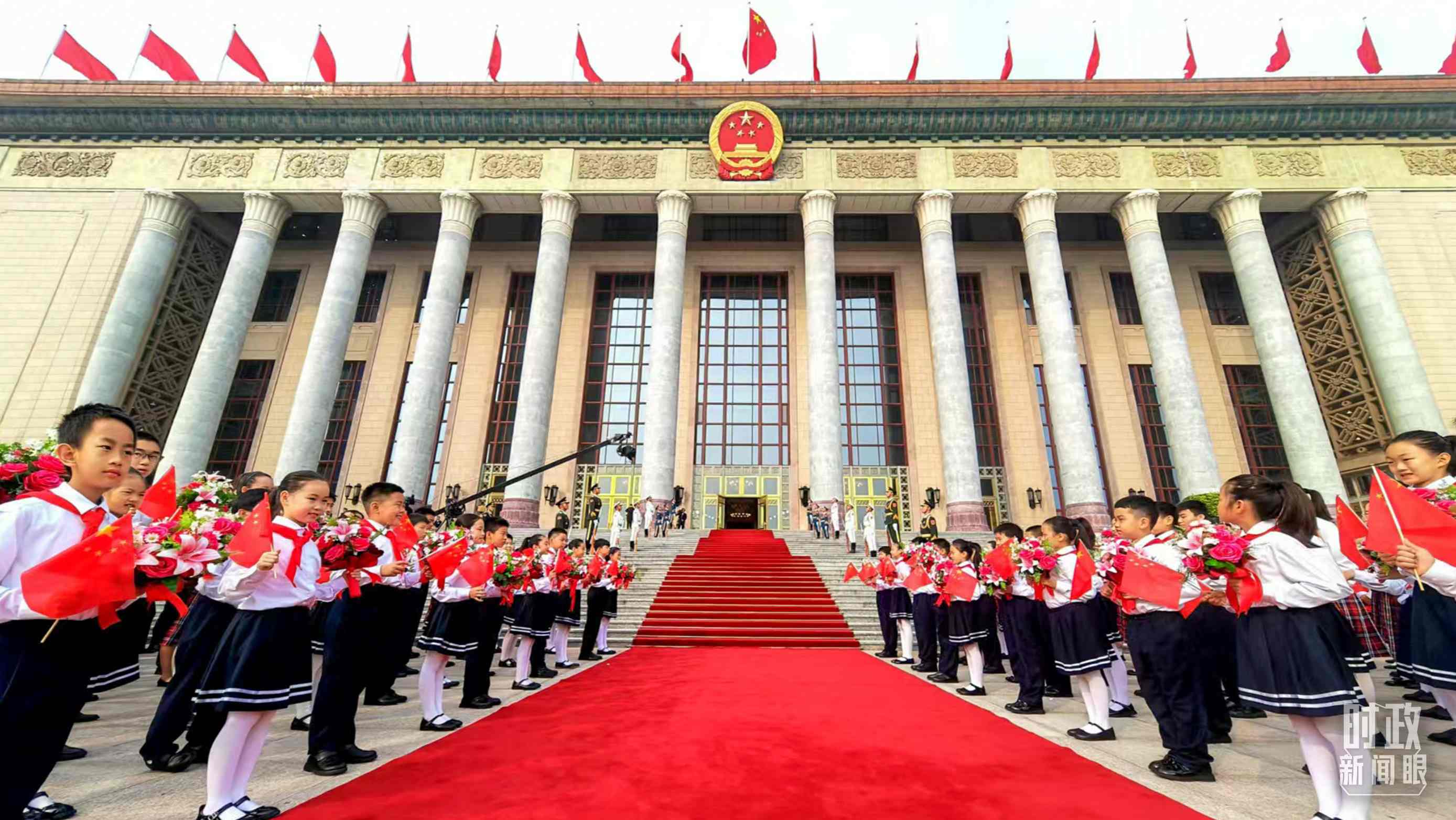 9月29日，人民大會堂外紅毯鋪就，迎接英雄模范。（總臺央視記者劉琦拍攝）