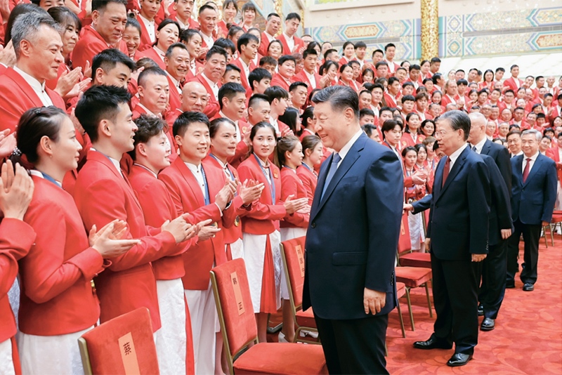 2024年8月20日，黨和國(guó)家領(lǐng)導(dǎo)人習(xí)近平、趙樂際、王滬寧、蔡奇、李希、韓正等在人民大會(huì)堂接見第33屆夏季奧林匹克運(yùn)動(dòng)會(huì)中國(guó)體育代表團(tuán)全體成員。 新華社記者 鞠鵬/攝