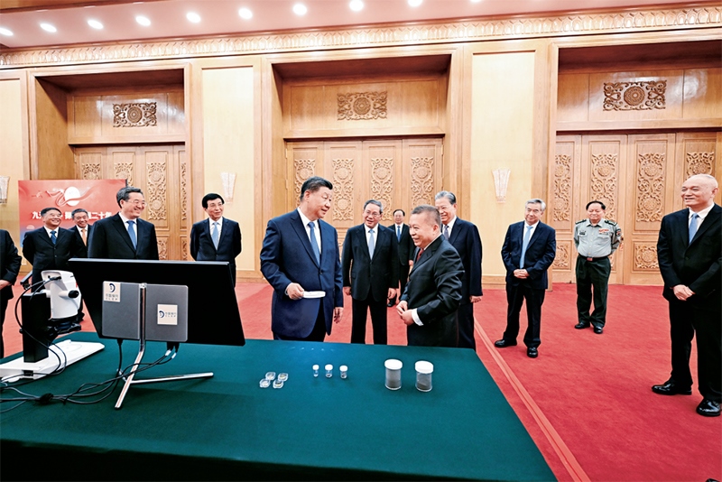 2024年9月23日，黨和國(guó)家領(lǐng)導(dǎo)人習(xí)近平、李強(qiáng)、趙樂際、王滬寧、蔡奇、丁薛祥、李希等在人民大會(huì)堂接見探月工程嫦娥六號(hào)任務(wù)參研參試人員代表并參觀月球樣品和探月工程成果展覽。這是習(xí)近平等參觀月球樣品和探月工程成果展覽。 新華社記者 謝環(huán)馳/攝