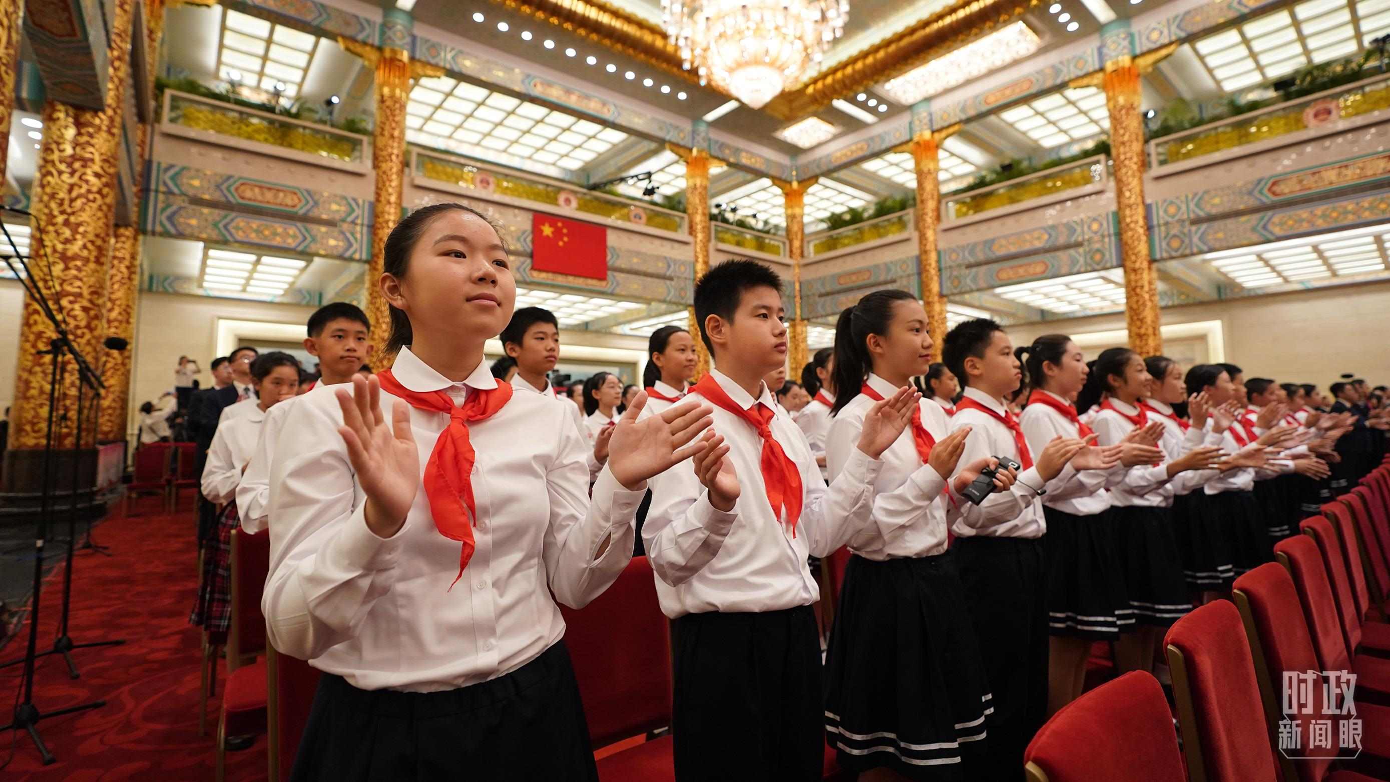 頒授儀式現(xiàn)場的少先隊員。（總臺記者李晉拍攝）