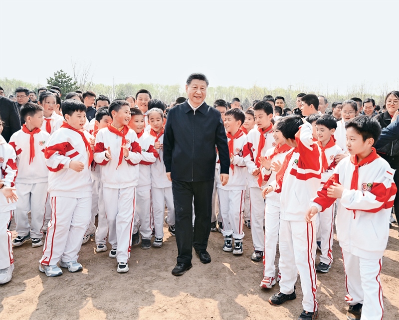2024年4月3日，黨和國(guó)家領(lǐng)導(dǎo)人習(xí)近平、李強(qiáng)、趙樂際、王滬寧、蔡奇、丁薛祥、李希、韓正等來到北京市通州區(qū)潞城鎮(zhèn)參加首都義務(wù)植樹活動(dòng)。這是習(xí)近平同少先隊(duì)員在一起。 新華社記者 李學(xué)仁/攝