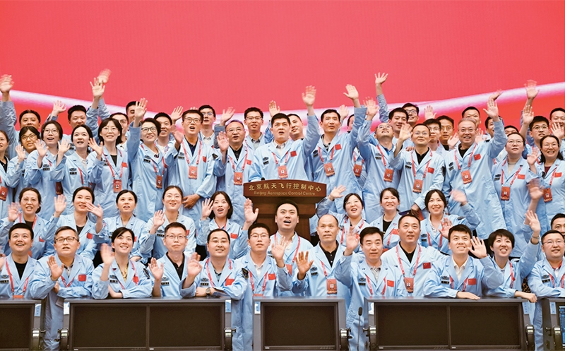 嫦娥六號完成了人類歷史上首次月球背面采樣，突破了多項關(guān)鍵技術(shù)，是我國建設(shè)航天強國、科技強國取得的又一標(biāo)志性成果，是我國探月工程的重要里程碑。圖為2024年6月25日，嫦娥六號任務(wù)圓滿成功后，工作人員在北京航天飛行控制中心合影。 新華社記者 金良快/攝