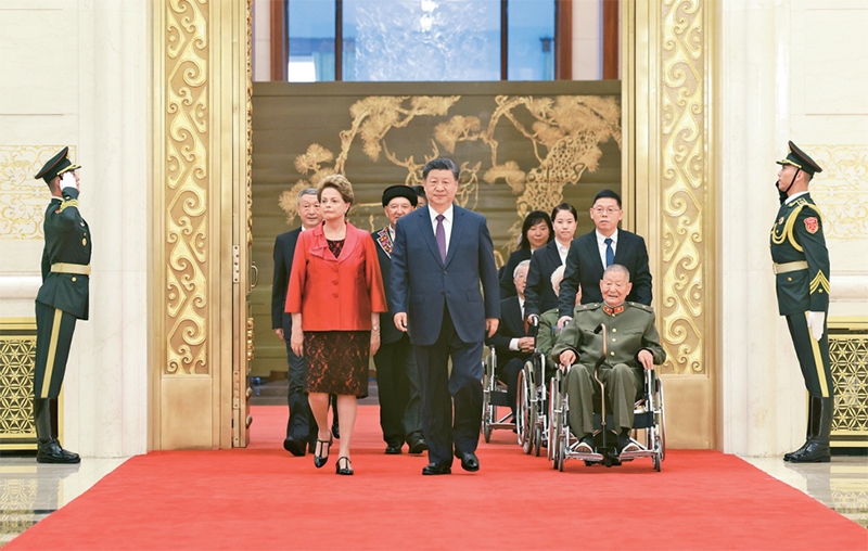 2024年9月29日，中華人民共和國(guó)國(guó)家勛章和國(guó)家榮譽(yù)稱號(hào)頒授儀式在北京人民大會(huì)堂金色大廳隆重舉行。中共中央總書記、國(guó)家主席、中央軍委主席習(xí)近平同國(guó)家勛章和國(guó)家榮譽(yù)稱號(hào)獲得者一同步入會(huì)場(chǎng)。 新華社記者 王曄/攝