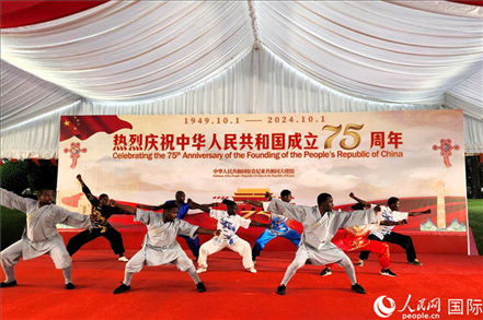 肯尼亞青年表演中國武術(shù)。人民網(wǎng)記者 黃煒鑫攝