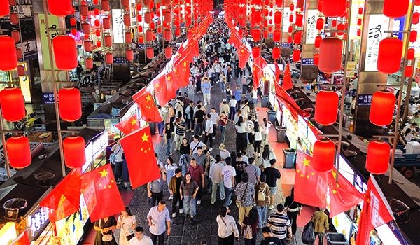 國慶臨近，河南省洛陽市老城歷史文化街區(qū)裝扮一新，國旗招展，處處洋溢著濃厚的國慶節(jié)日氛圍。來源：人民圖片網
