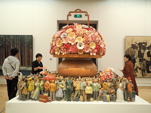 2024年9月28日，觀眾在中國美術館參觀“慶祝中華人民共和國成立75周年——第十四屆全國美術作品展覽進京作品展”。杜建坡攝。來源：人民圖片網