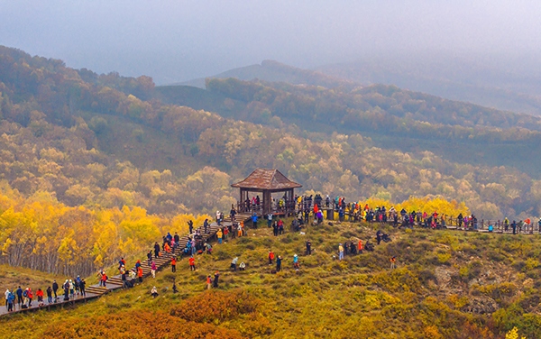 2024年9月27日，內蒙古自治區(qū)赤峰市克什克騰旗烏蘭布統(tǒng)景區(qū)層林盡染，游人如織，風光如畫。來源：人民圖片網