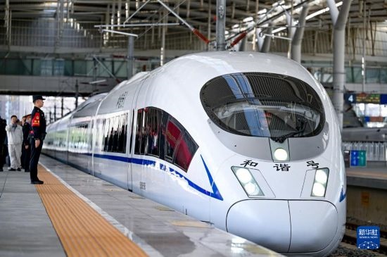10月1日，由銀川開往惠農的C8218次列車從銀川站駛出。