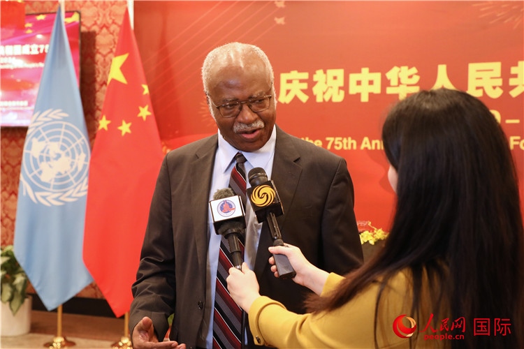 聯(lián)大主席菲勒蒙在招待會現(xiàn)場接受媒體采訪，他向中國政府和人民致以節(jié)日祝賀，表示中國的發(fā)展成就令人驚嘆。人民網(wǎng)記者 李志偉攝