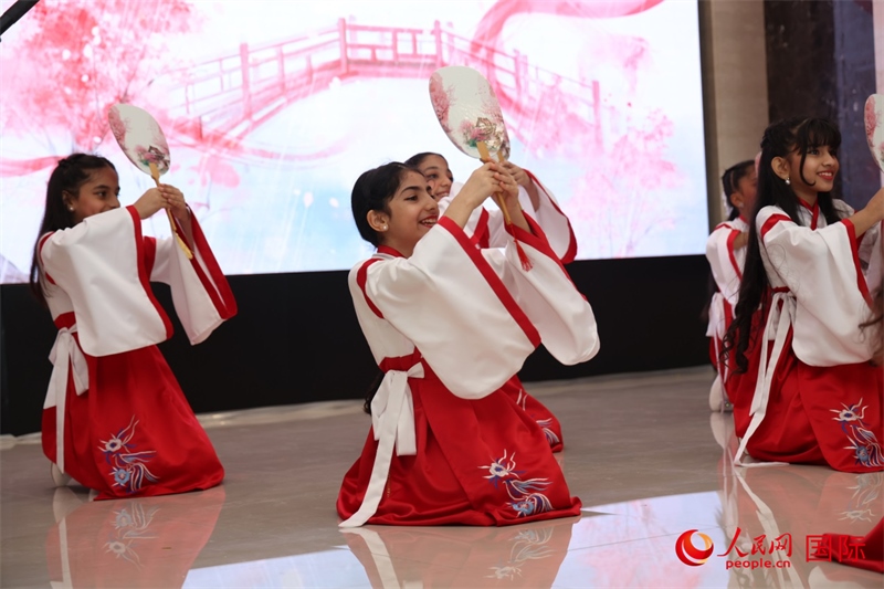 富查伊拉當(dāng)?shù)貙W(xué)校學(xué)生表演節(jié)目。人民網(wǎng)記者任皓宇攝