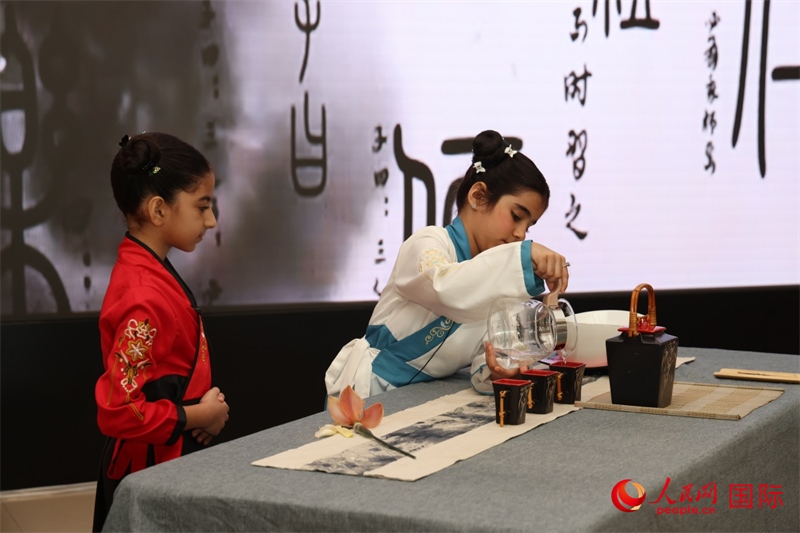 富查伊拉當(dāng)?shù)貙W(xué)校學(xué)生表演茶藝。人民網(wǎng)記者任皓宇攝