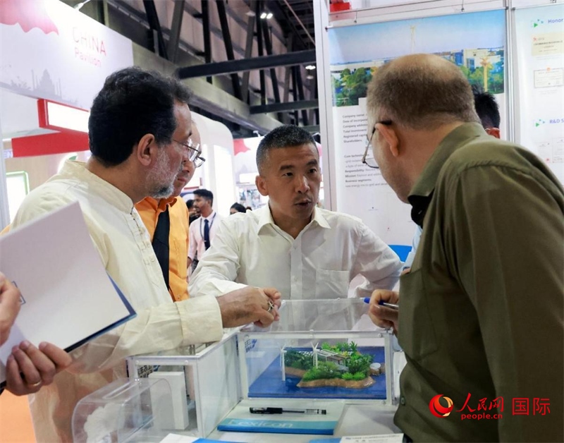 中企推出的綠色能源海水淡化系統(tǒng)吸引了參展商關(guān)注。人民網(wǎng)記者管克江攝