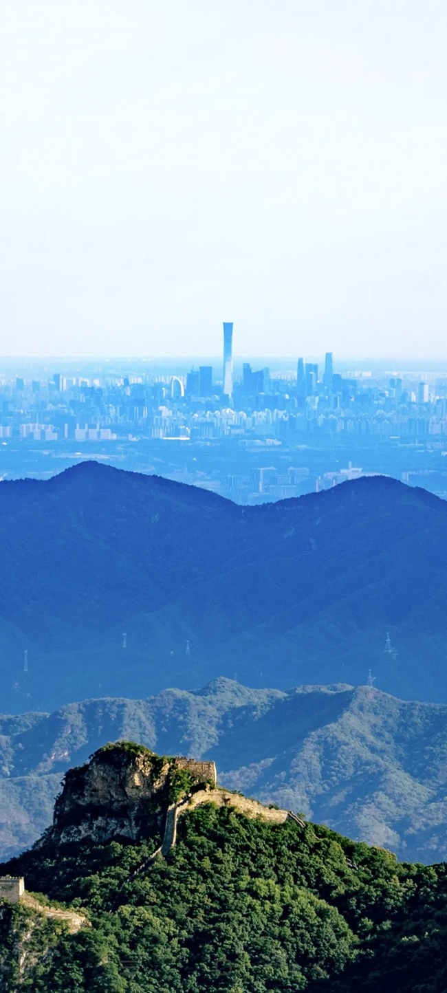 從長城上遠(yuǎn)眺，北京中央商務(wù)區(qū)清晰可見。（攝影：魯夢晗 王佰龍）