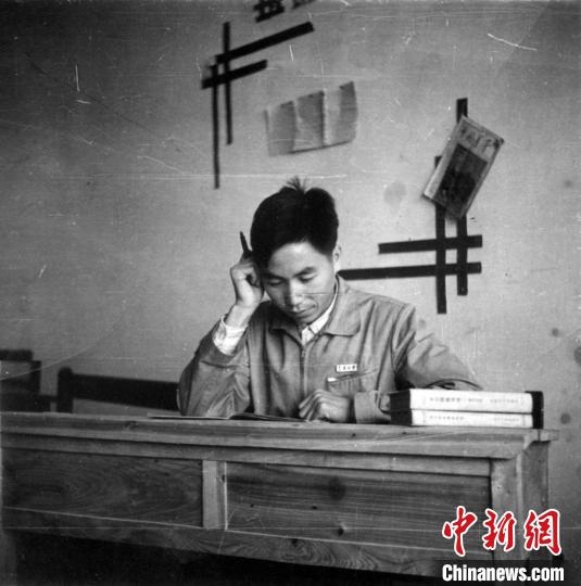 大學(xué)時期，龍樂豪在教室自習(xí)。(中國運(yùn)載火箭技術(shù)研究院供圖)