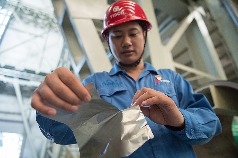 2018年8月8日，山西省太原市，太鋼不銹鋼精密帶鋼有限公司工作人員用手撕開不銹鋼。