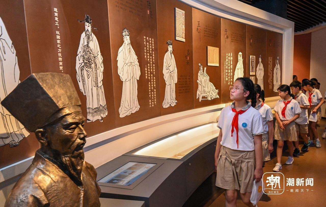 來自杭州市政苑小學(xué)的學(xué)生走進(jìn)浙江省檔案館“大寫浙江人”展廳，近距離“觸摸”歷史、走進(jìn)榜樣、聆聽故事，激發(fā)愛黨愛國愛家熱情。記者 董旭明 攝