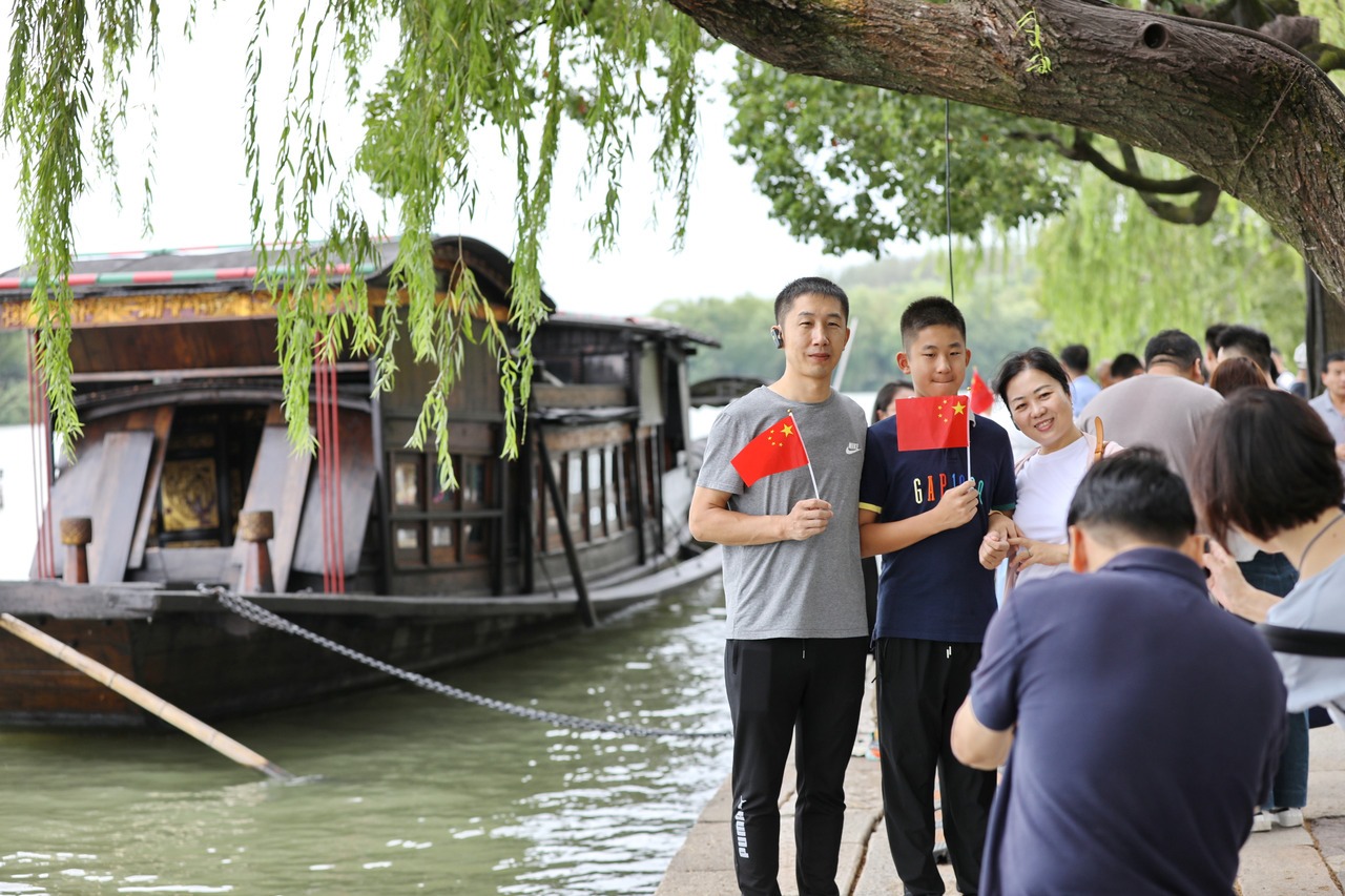 10月1日，市民在浙江省嘉興市南湖景區(qū)參加游園活動。新華社發(fā) 金鵬 攝