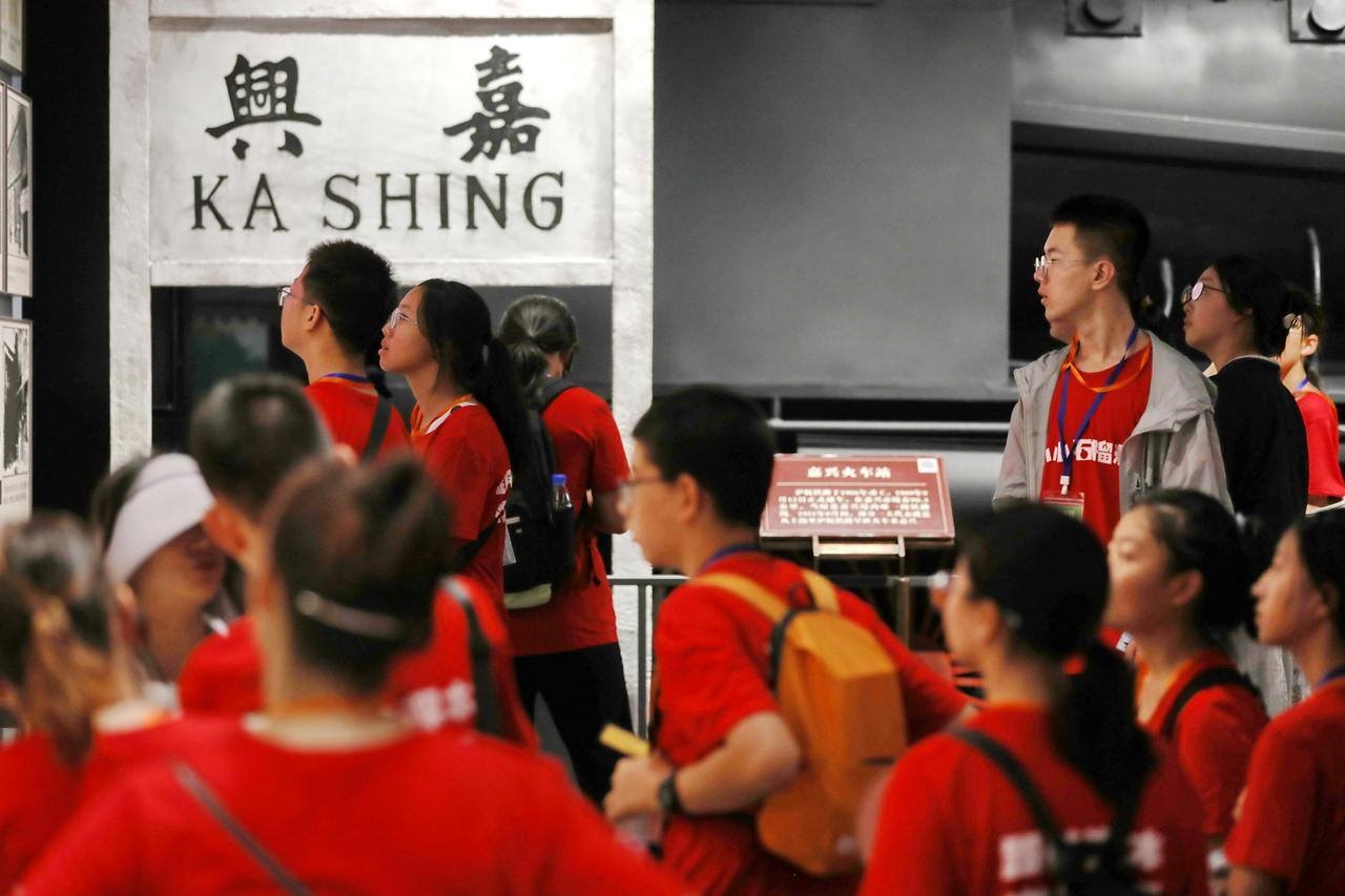 青少年參觀嘉興市南湖革命紀(jì)念館。拍友 金鵬 攝