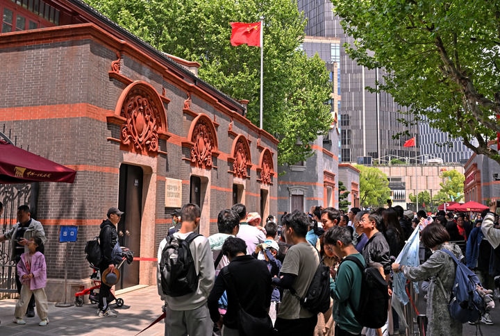 2024年5月3日，游客在位于上海的中共一大會址前參觀。新華社記者 劉穎 攝