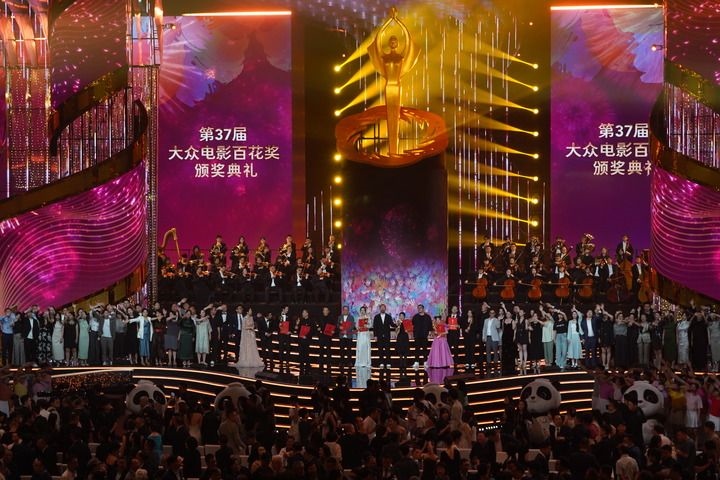 2024年8月4日，在四川成都，第37屆大眾電影百花獎獲獎?wù)吆痛蟊娫u審在舞臺上合影。新華社記者 唐文豪 攝