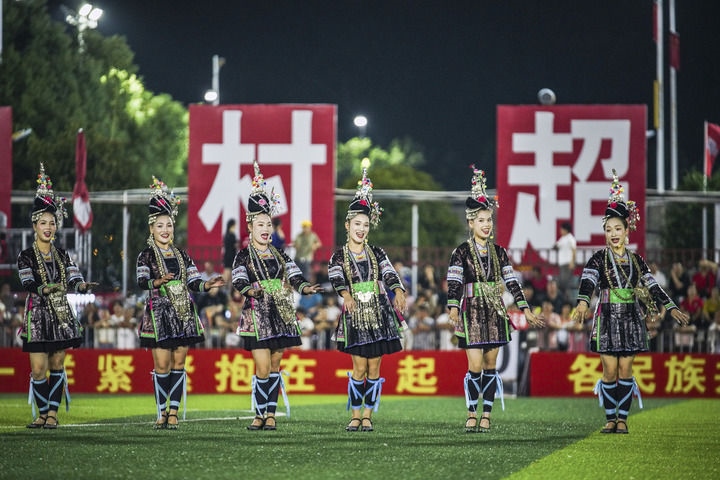2024年9月28日，榕江縣侗族大歌隊(duì)的演員們在“村超”足球場上表演。當(dāng)日，“發(fā)現(xiàn)中國之美·相約貴州村超”國際友誼賽在貴州省黔東南苗族侗族自治州榕江縣的“村超”足球場舉行。新華社記者 陶亮 攝
