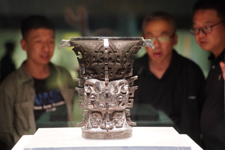 2024年5月9日，游客在陜西寶雞青銅器博物院內(nèi)參觀西周文物何尊。新華社記者 邵瑞 攝