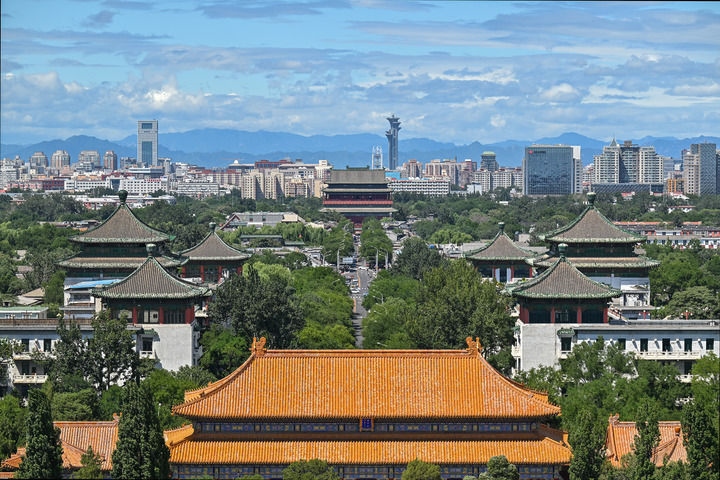 從景山上沿著北京中軸線向北眺望鼓樓（2024年8月12日攝）。新華社記者 李鑫 攝