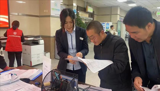 四川省成都市溫江區(qū)市場(chǎng)監(jiān)管局工作人員為群眾提供幫辦服務(wù)。圖片來源：人民網(wǎng)四川頻道