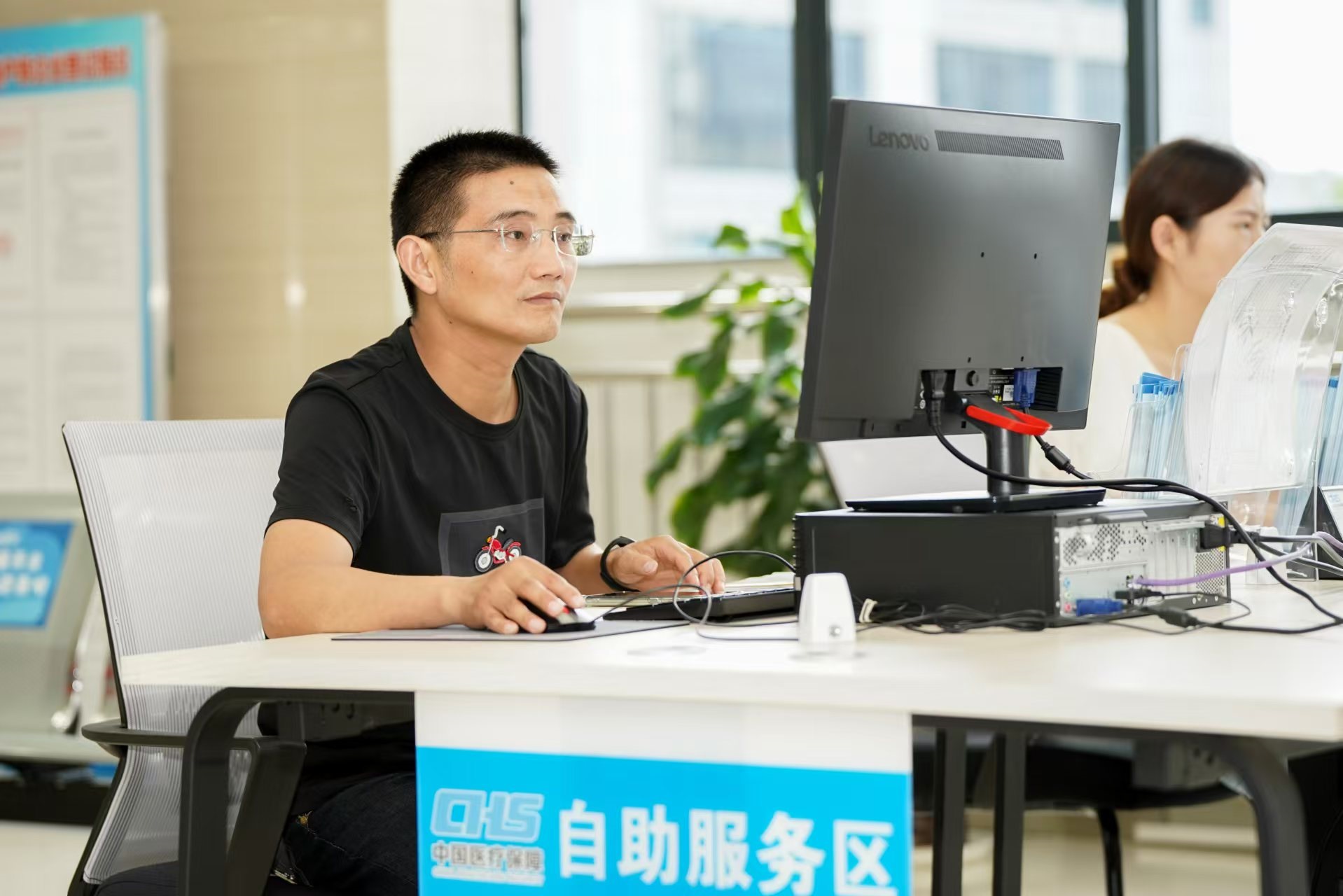 安徽省池州市市民在政務(wù)服務(wù)大廳自助辦理業(yè)務(wù)。圖片來源：人民網(wǎng)安徽頻道