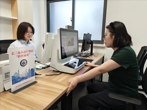王女士在上海市普陀區(qū)自然資源確權(quán)登記事務(wù)中心辦理“跨省通辦”業(yè)務(wù)。圖片來(lái)源：微信公眾號(hào)“上海市普陀區(qū)政務(wù)服務(wù)中心”