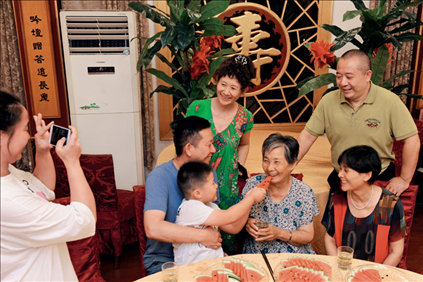 2019年9月13日，浙江南潯久安老年城餐廳， 84歲的沈?qū)W安老人（前右二）和前來(lái)看望她的親人歡聚