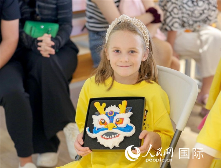 一名中文愛好者手捧生肖畫。人民網(wǎng)中東中心分社塔里克·易卜拉欣攝