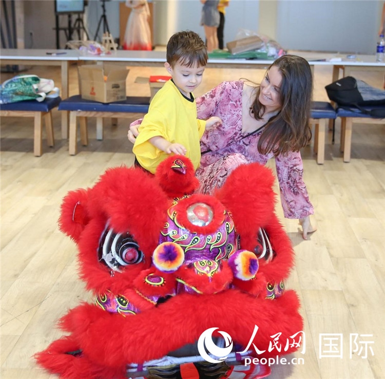 一名兒童在感受舞獅。人民網(wǎng)中東中心分社塔里克·易卜拉欣攝