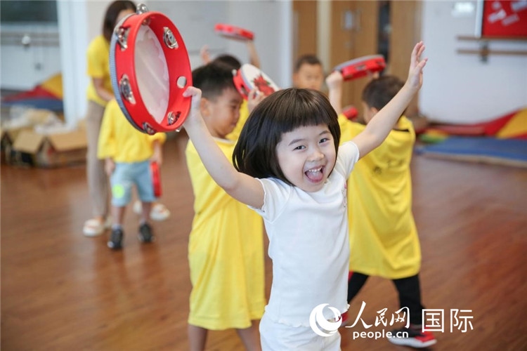 一名華裔兒童在參加音樂課程。人民網(wǎng)中東中心分社塔里克·易卜拉欣攝