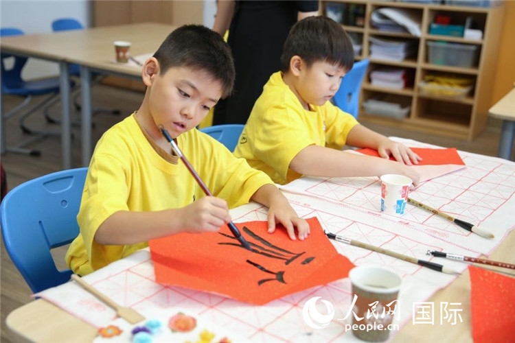 書法課。人民網(wǎng)中東中心分社塔里克·易卜拉欣攝