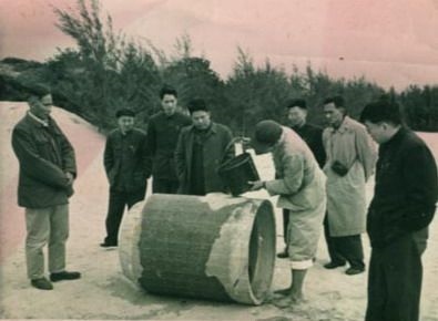 谷文昌（左一）與工程技術(shù)人員解決地下水供給（資料照片）。谷文昌帶領(lǐng)群眾修建了22座水庫和705處永久性水利工程，緩解了東山縣水資源極度缺乏的難題。