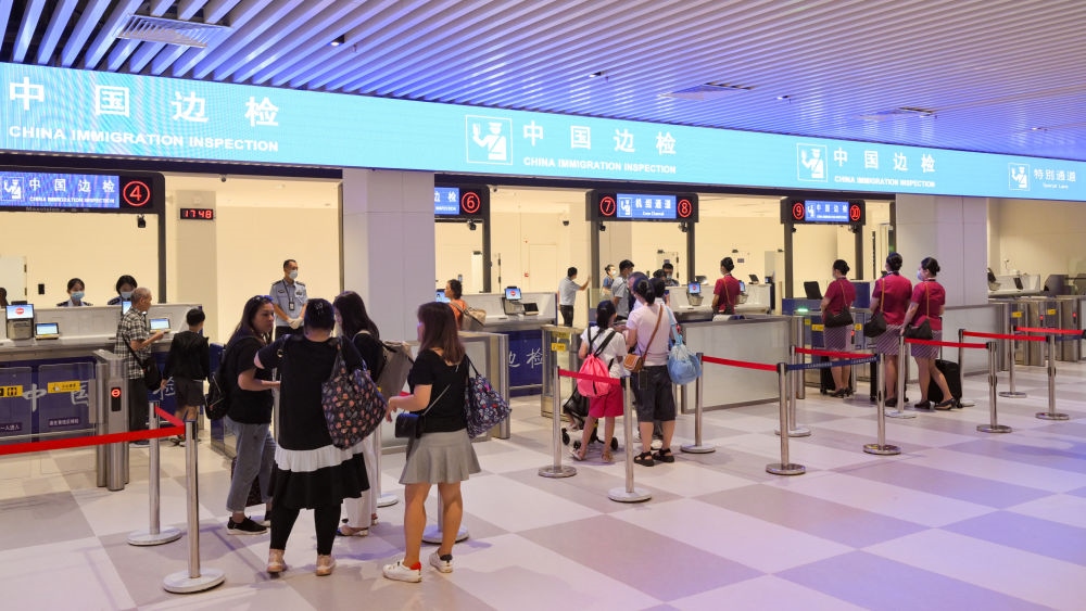 2023年7月26日，旅客在三亞鳳凰國際機(jī)場國際航站樓有序通關(guān)。三亞鳳凰國際機(jī)場國際航站樓改擴(kuò)建項(xiàng)目主體工程已于2023年7月1日完工并投入使用，該項(xiàng)目是海南自貿(mào)港首個(gè)主體工程完工并投入使用的封關(guān)運(yùn)作項(xiàng)目?！逗Ｄ献杂少Q(mào)易港建設(shè)總體方案》明確，海南將在2025年前適時(shí)啟動(dòng)全島封關(guān)運(yùn)作。
