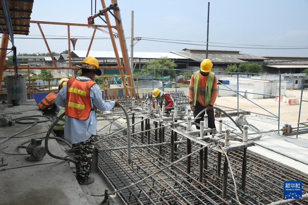 10月11日，工人在位于泰國大城府的中泰高鐵項目4-3標(biāo)段施工現(xiàn)場作業(yè)。新華社記者 孫瑋彤 攝
