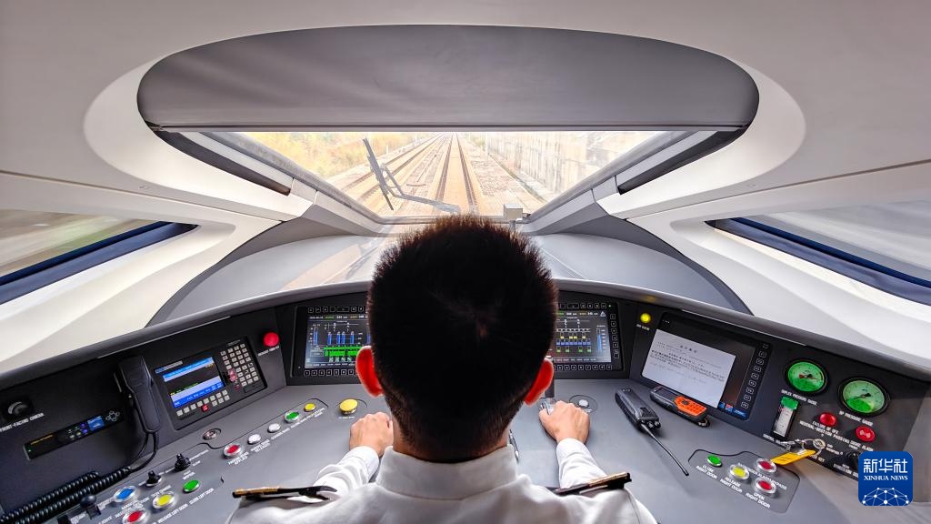 9月12日，司機(jī)駕駛高速動車組列車行駛在雅萬高鐵上（手機(jī)照片）。新華社記者 徐欽 攝
