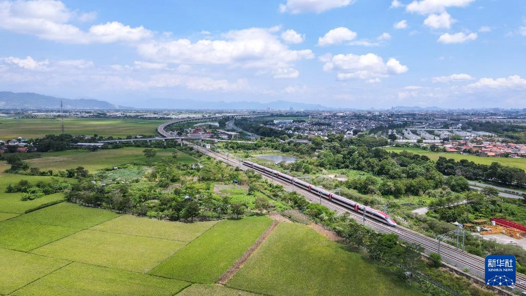 4月17日，在印度尼西亞萬隆，雅萬高鐵高速動車組列車行駛在雅萬高鐵沿線（無人機(jī)照片）。新華社記者 徐欽 攝